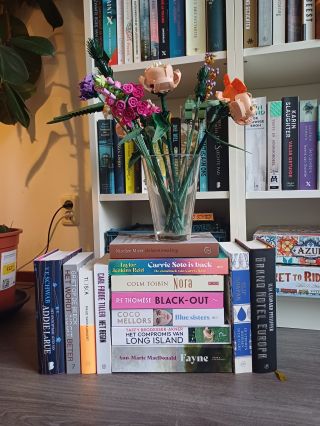 Contact - cultuuronderwijs - Eva Eggens - stapel boeken met vaas bloemen